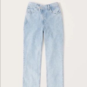 Abercrombie Curve Love The 90s Straight Ultra High Rise SHORT/PETITE LENGTH